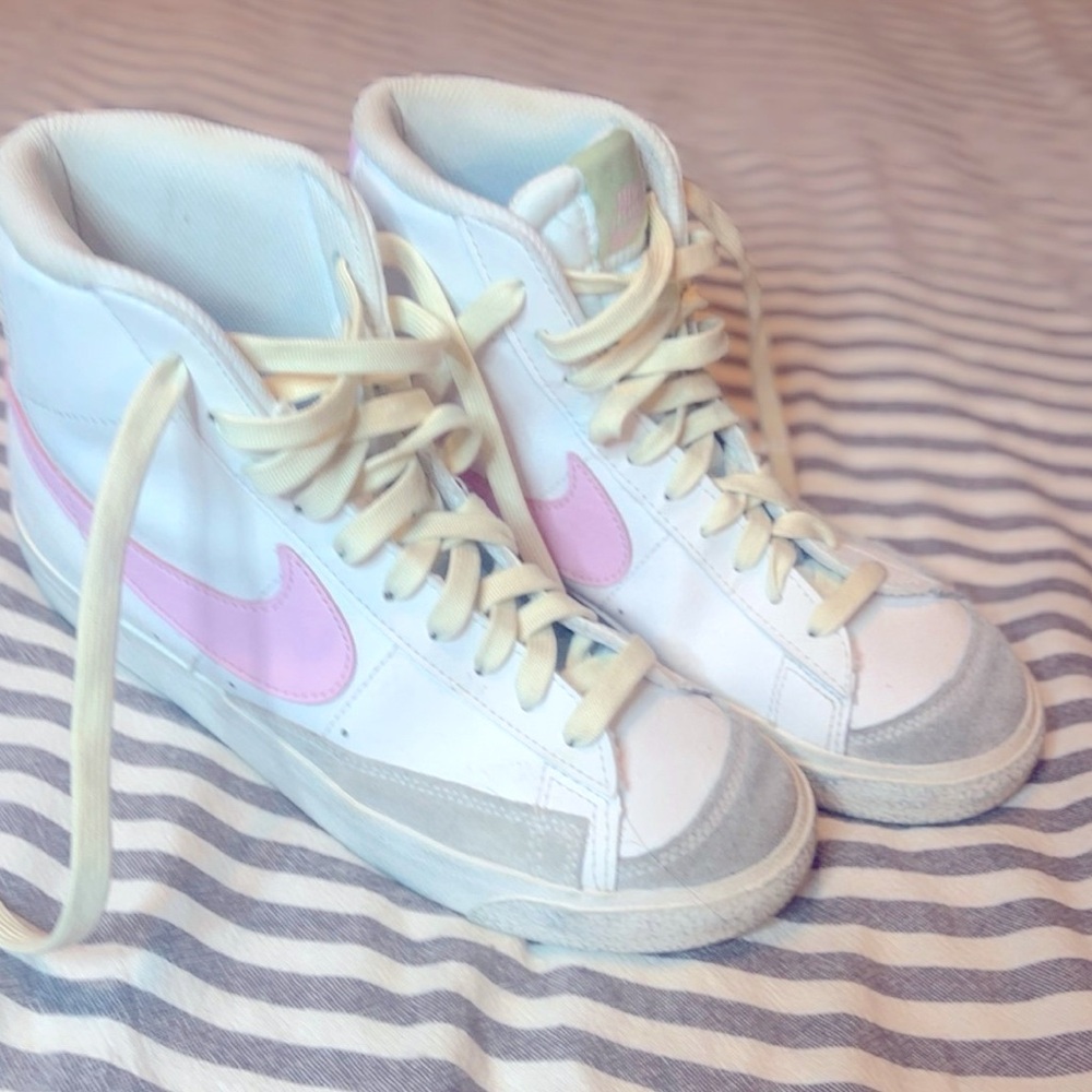 Nike Blazer Mid '77 Kid's. Size 6 youth. Excellent condition! Worn once